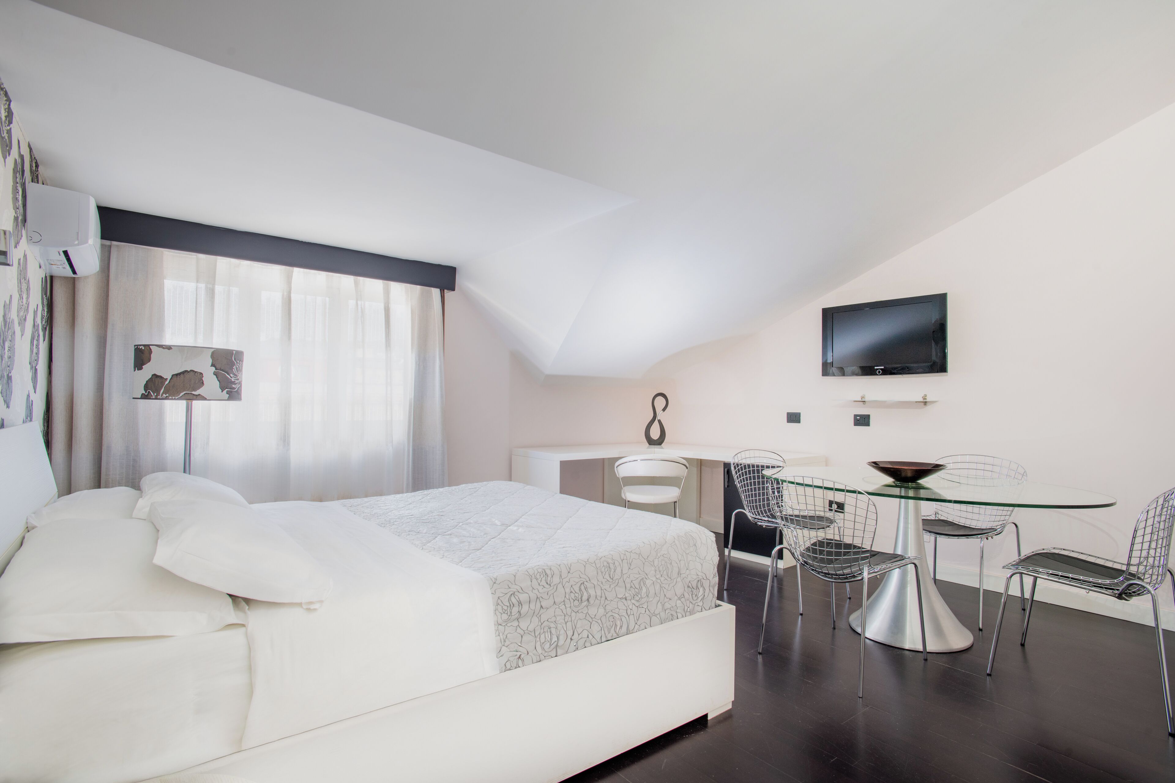 Suite junior | Minibar, caja fuerte, escritorio y sistema de insonorización