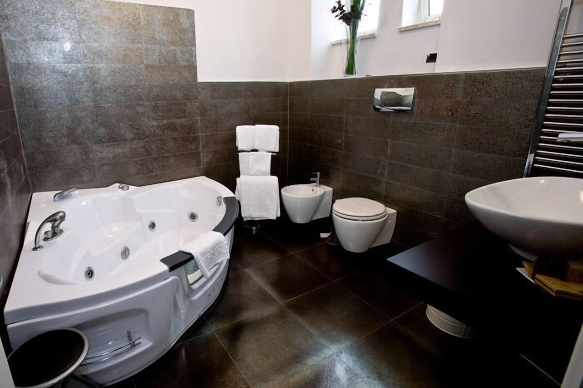 suite | jetted bathtub
