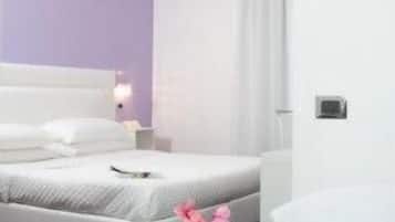 Minibar, caja de seguridad en la habitación y escritorio