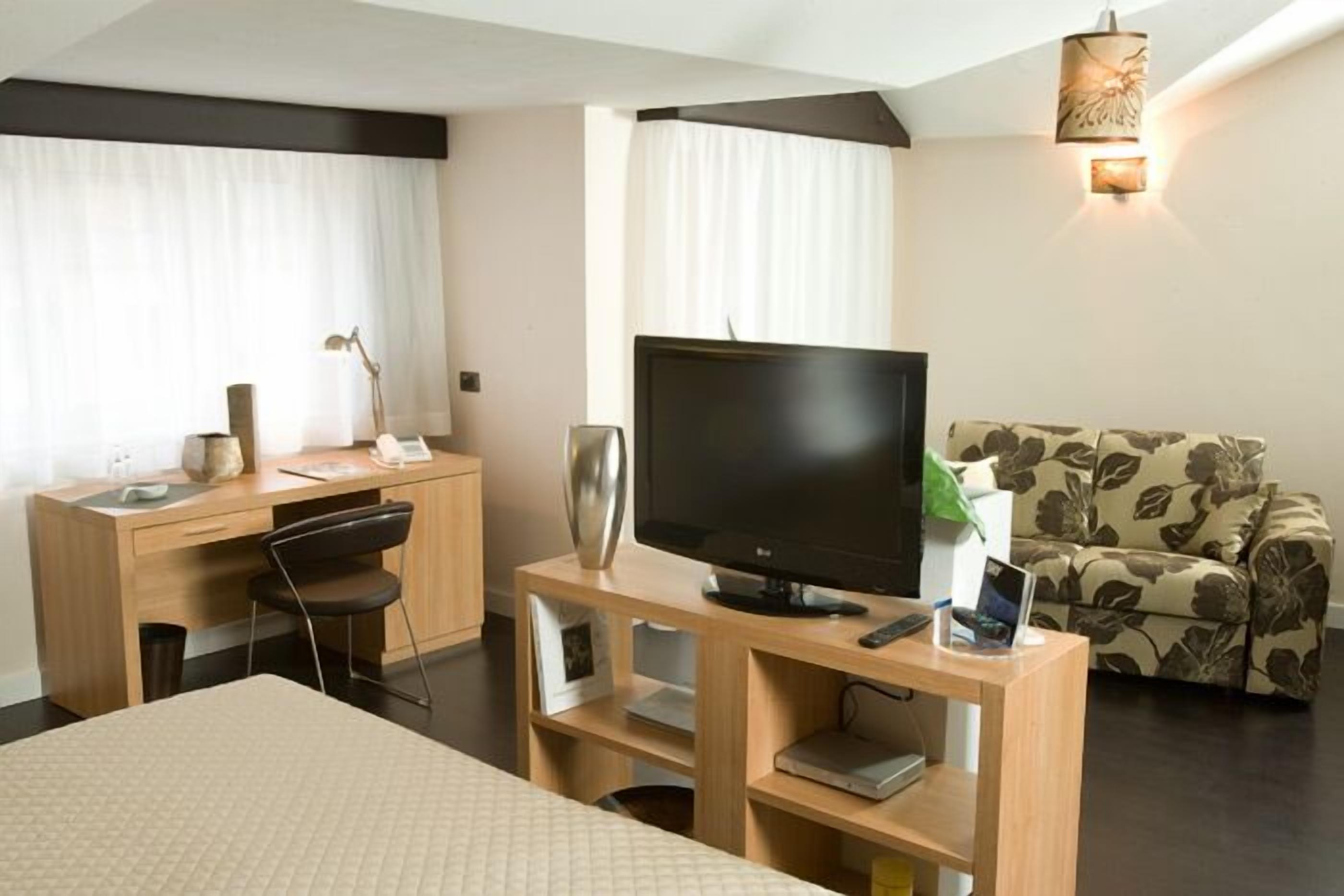 suite | minibar, in-room safe, desk, soundproofing