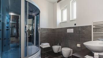 Suite | Baño | Ducha y bañera combinadas, secador de pelo, bidé y toallas