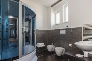 Suite | Bathroom | Combined shower/tub, hair dryer, bidet, towels - Hotel Bruman Caserta (Caserta)