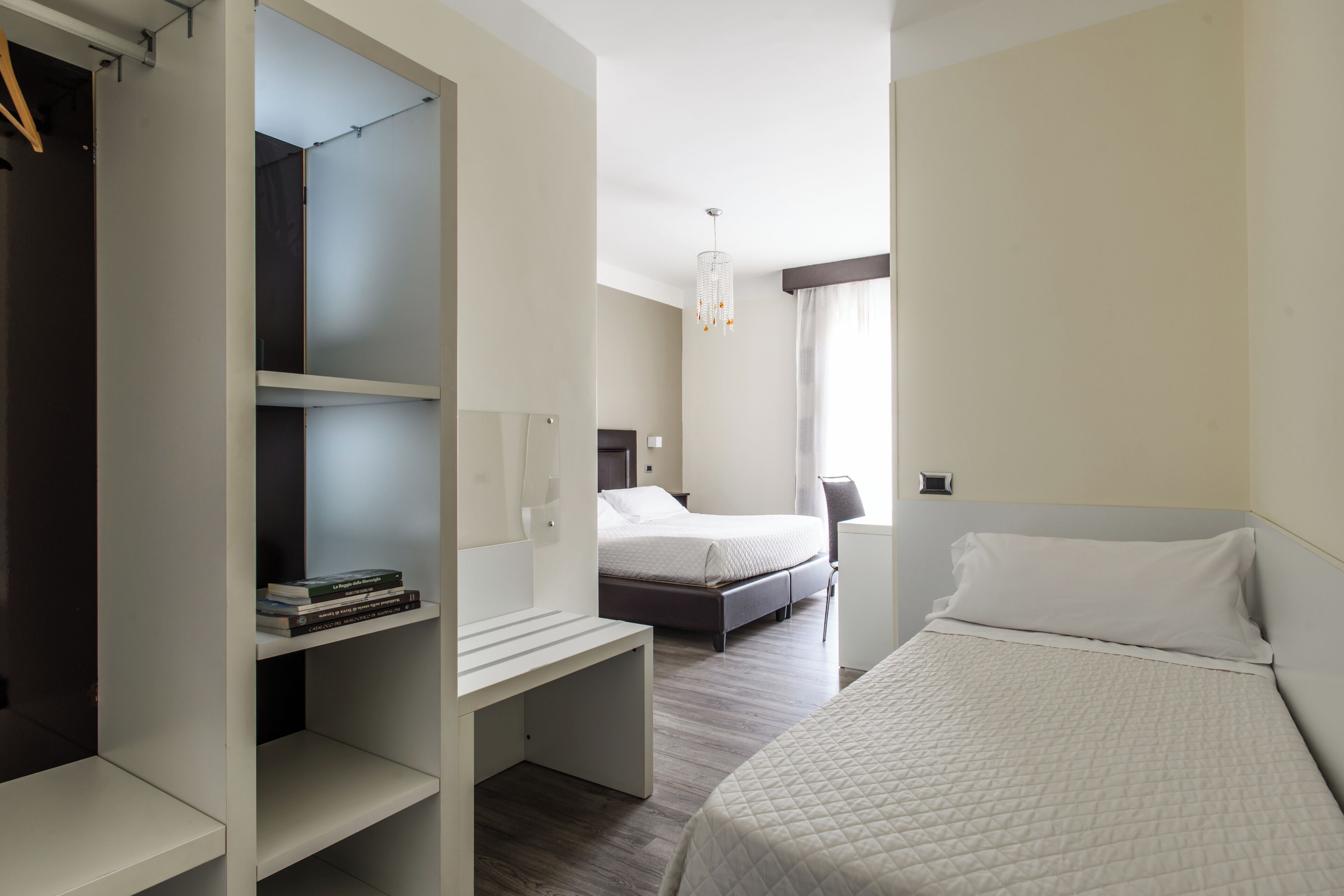 Habitación triple | Minibar, caja fuerte, escritorio y sistema de insonorización