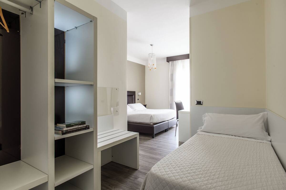 Une chambre moderne avec un lit, un bureau et une armoire.