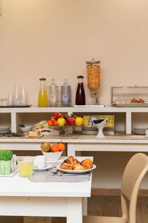 Ein reichhaltiges Frühstücksbuffet mit verschiedenen Speisen, Getränken und Beilagen.
