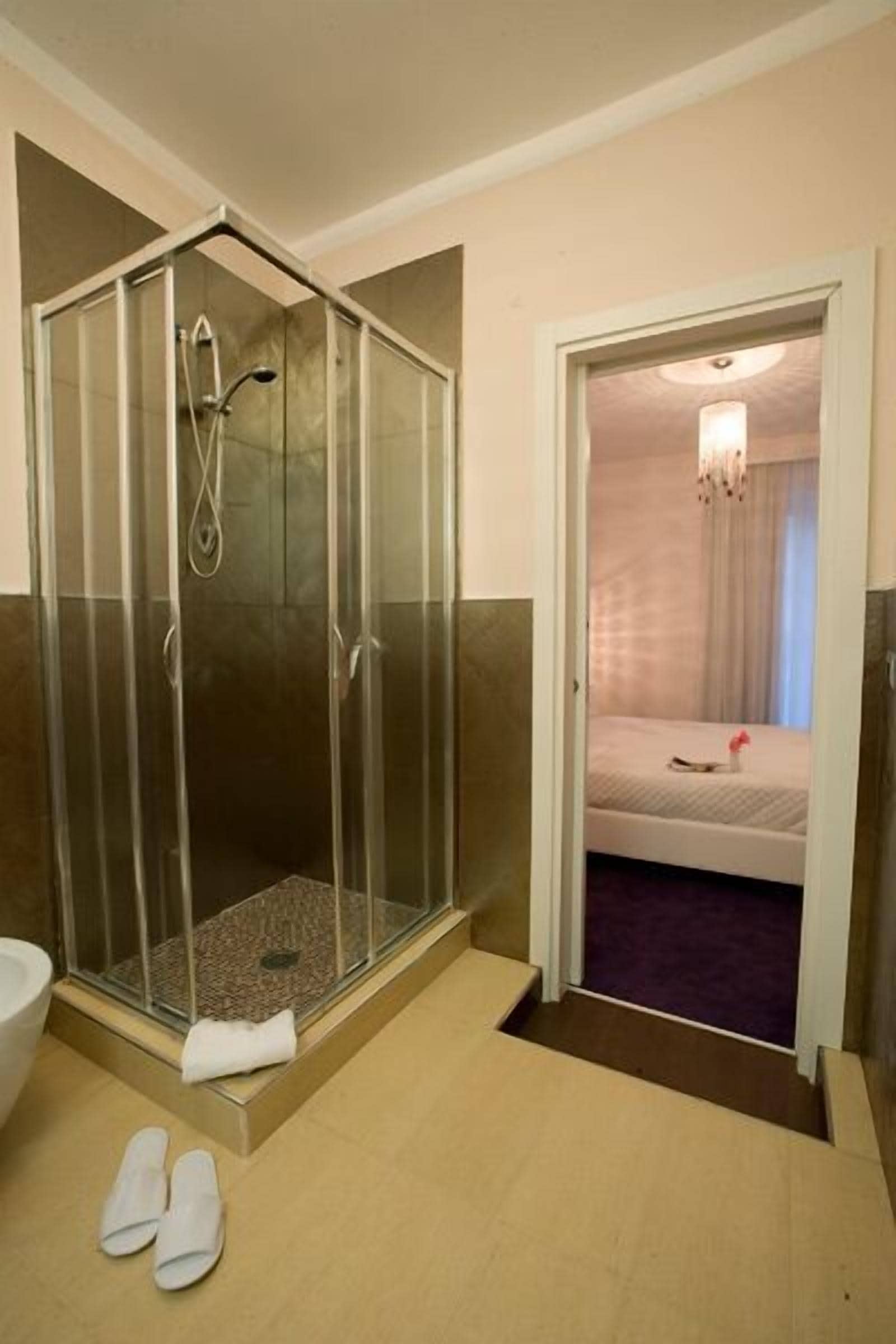 double room single use | bathroom | combined shower/bathtub, hair dryer, bidet, towels
