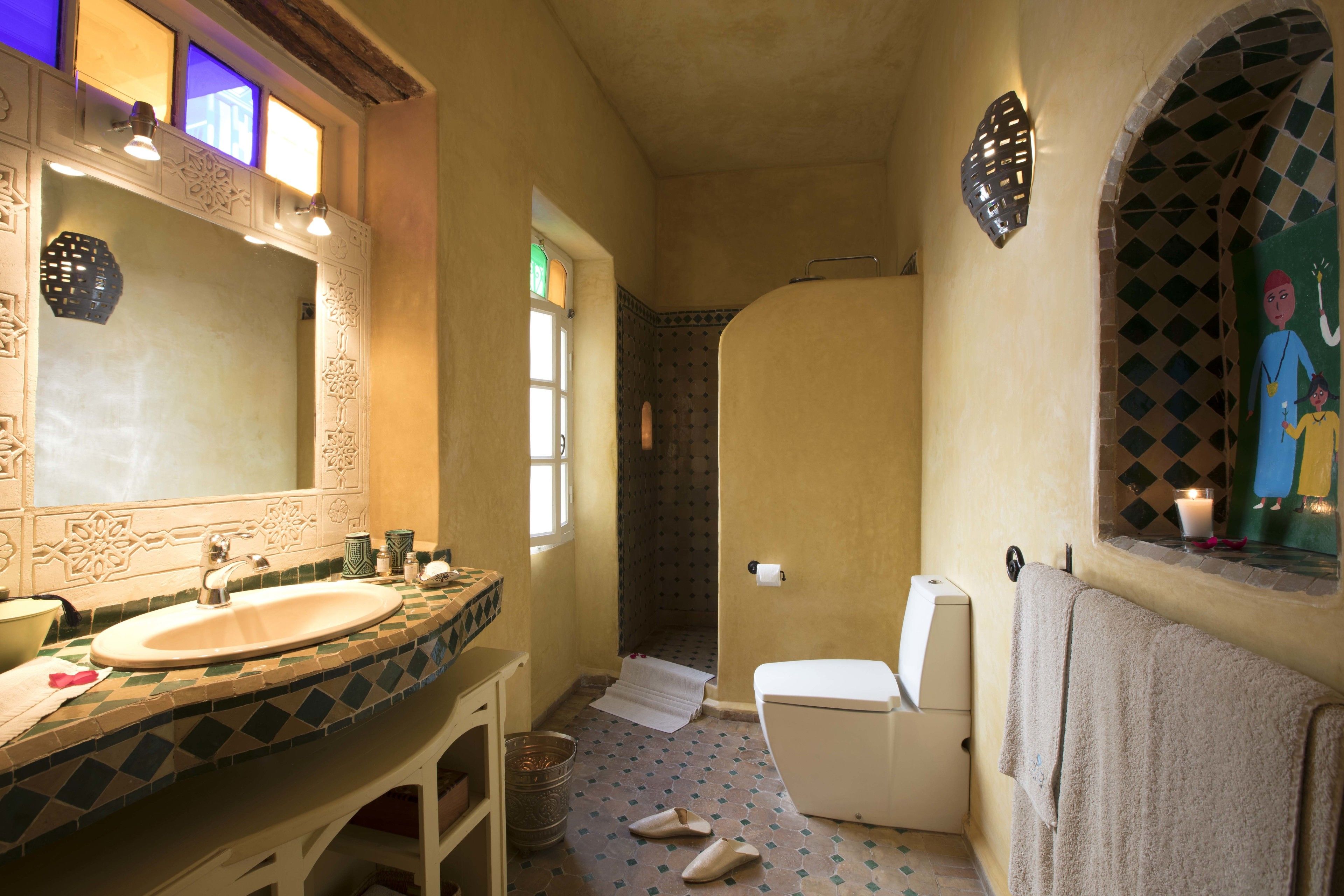 Une salle de bain comprenant un lavabo, des toilettes et un espace douche.