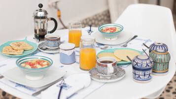 Café da manhã completo grátis todos os dias