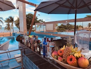 Bar accessible depuis la piscine