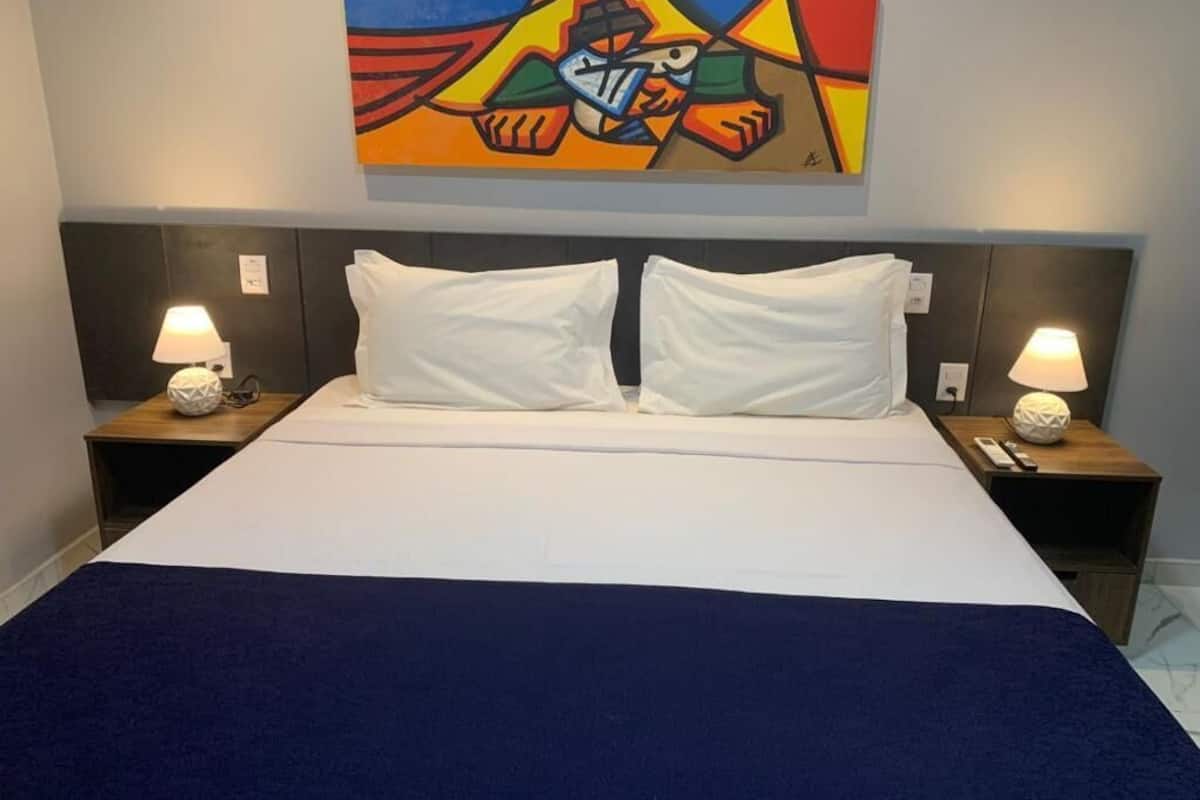 1 slaapkamer, een minibar, een bureau, verduisterende gordijnen