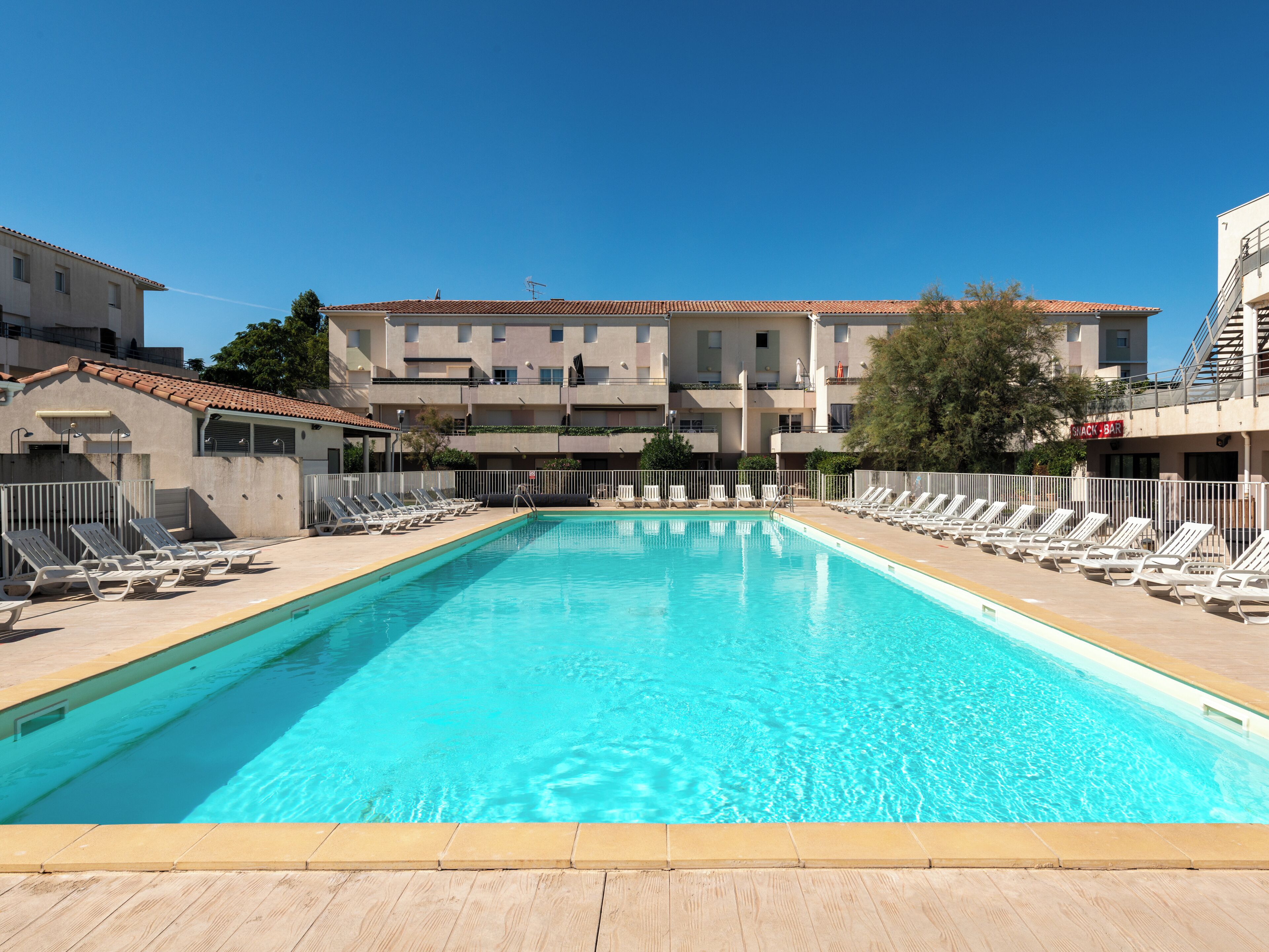 Piscine extérieure (ouverte en saison), chaises longues