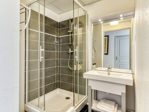 Appartement Standard, 1 chambre climatisée 4 personnes | Bathroom | Shower, hair dryer - Vacancéole - Cap Camargue (Le Grau-Du-Roi)