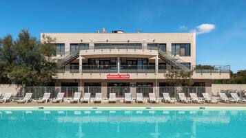 Außenpool (je nach Saison geöffnet), Liegestühle