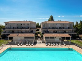 Piscina externa sazonal, funciona das 10h às 19h, espreguiçadeiras