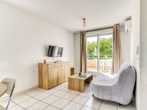 Appartement Standard, 1 chambre climatisée 4 personnes | Living area | 80-cm flat-screen TV with digital channels, TV - Vacancéole - Cap Camargue (Le Grau-Du-Roi)
