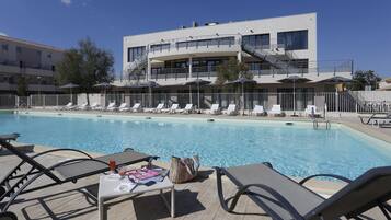 Kauden mukainen ulkouima-allas avoinna 10.00â19.00, aurinkotuoleja