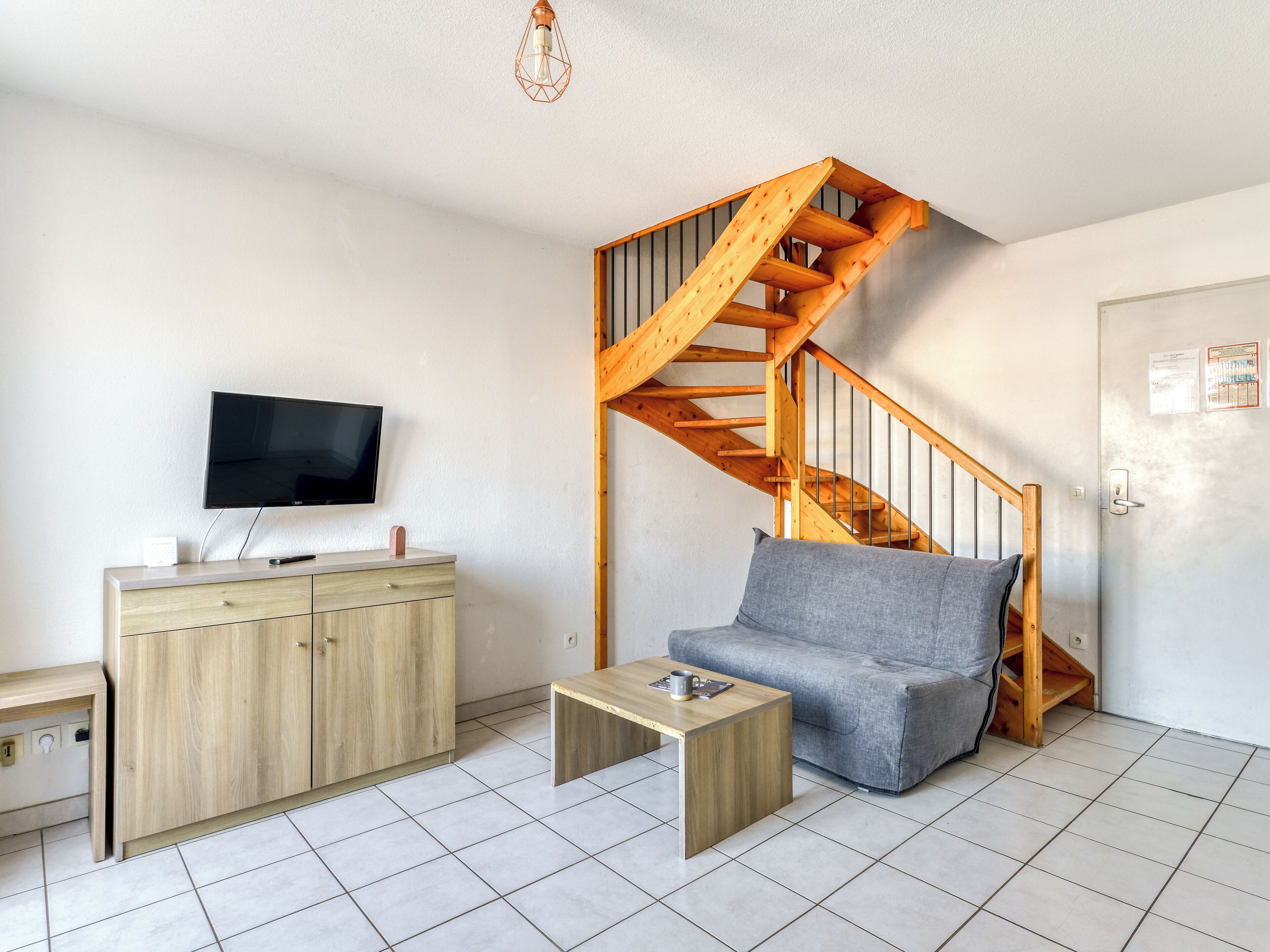 Appartement Standard, 2 chambres, climatisée vue piscine 6 personnes | Wohnbereich | 80-cm-Flachbildfernseher mit Digitalempfang, Fernseher