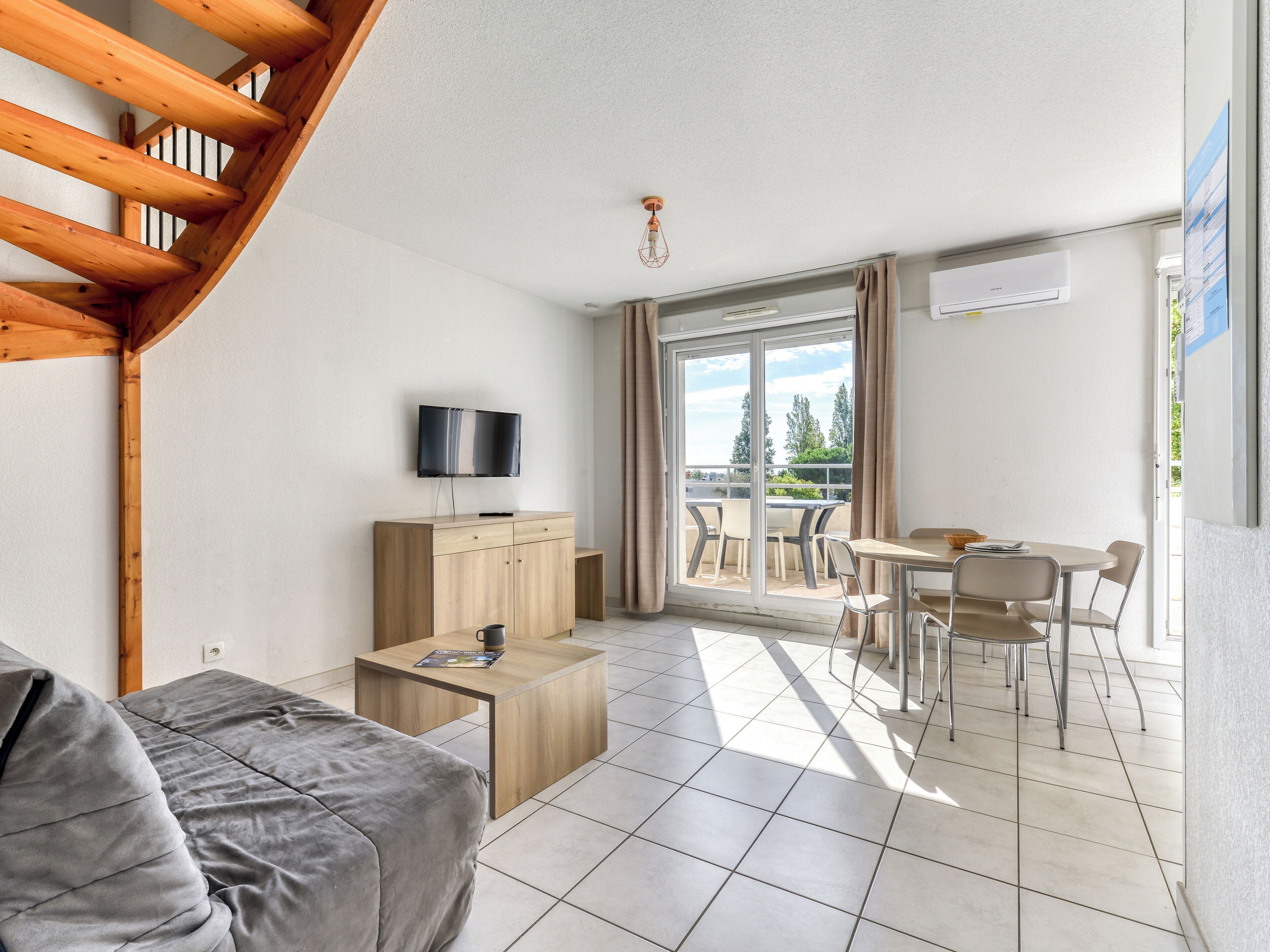Appartement 3 pièces 6 personnes climatisé | Coin séjour | Télévision à écran plat de 80 cm avec chaînes numériques, télévision