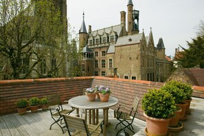 Minibar contenant certains articles gratuits, coffre-fort, décor unique