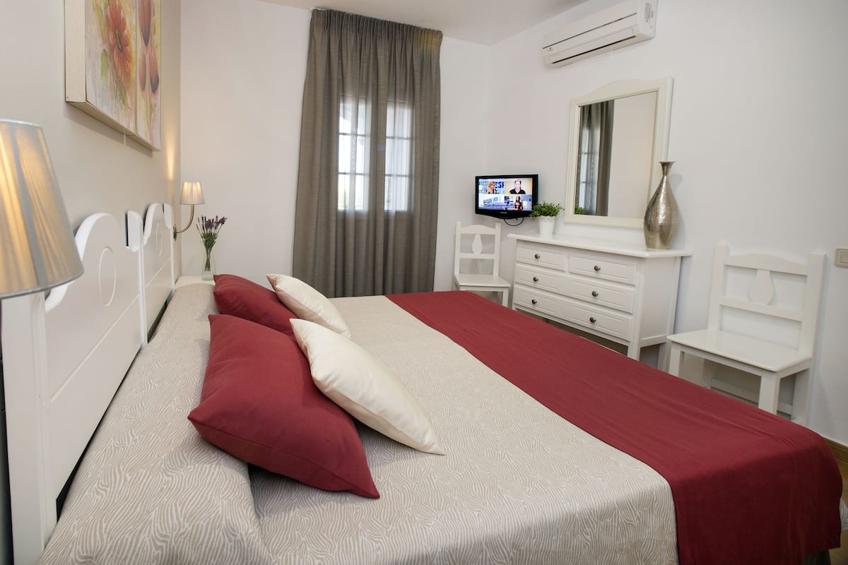 Tabla de planchar con plancha, wifi gratis y ropa de cama