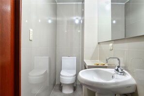 Rainfall showerhead, towels