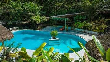 Kolam renang indoor dan kolam renang outdoor