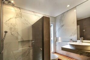 Artículos de tocador gratuitos, secador de pelo, bidet, toallas