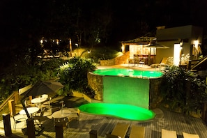 Piscine extérieure, chaises longues