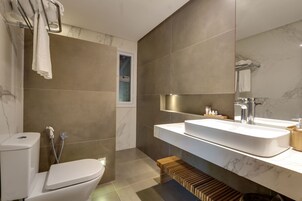 Luxury Duplex, 2 Bedrooms, Balcony | Bathroom | Free toiletries, hair dryer, bidet, towels