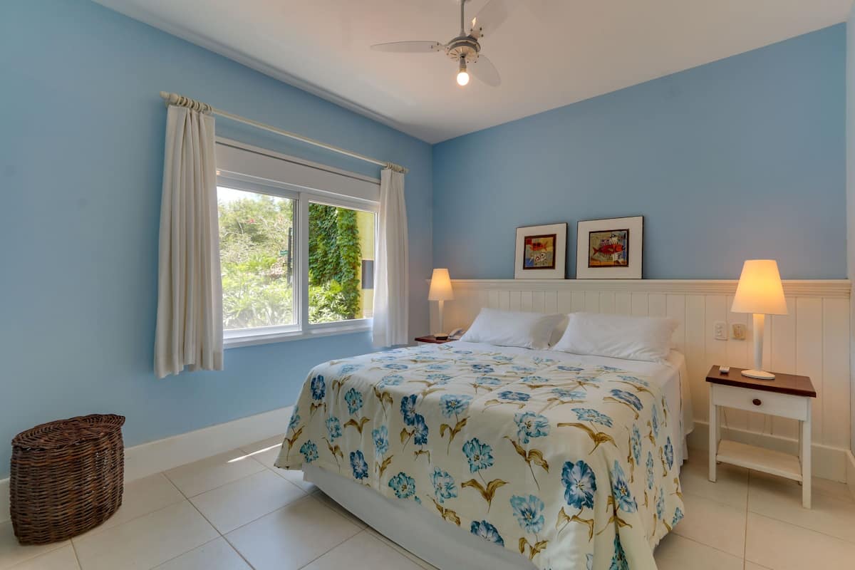 Departamento de lujo, 1 habitación, balcón | Minibar y caja de seguridad en la habitación