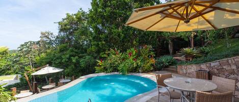 2 buitenzwembaden en ligstoelen