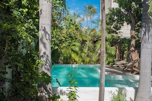Outdoor pool, open 8:00 AM to 10:00 PM, sun loungers - La Casa Rosalía (Valledupar)