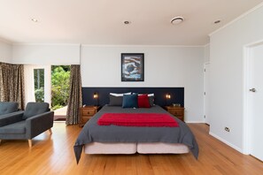 Studio Suite Junior, 1 giường cỡ king, quang cảnh vườn (Takahe) | Bộ đồ giường cao cấp, nệm có lớp đệm bông, trang trí khác biệt 