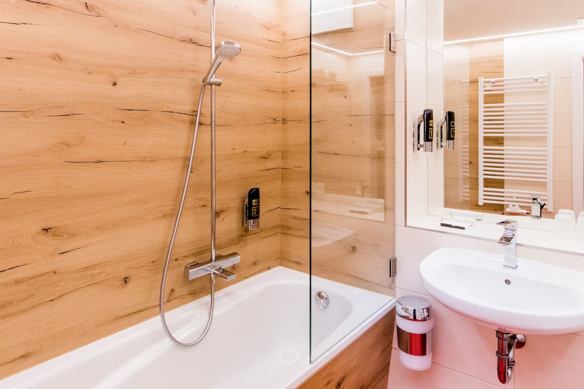 Ücretsiz banyo/kozmetik ürünleri, saç kurutma makinesi, havlu