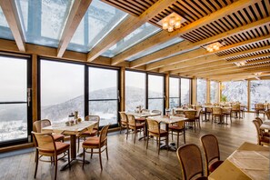 供应早餐、午餐和晚餐，国际美食，室外就餐