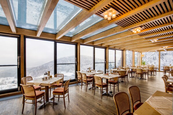 Breakfast, lunch served; international cuisine, al fresco dining
