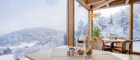 Petit déjeuner et déjeuner servis sur place, restauration en plein air