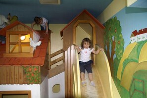 Área de juegos infantiles bajo techo