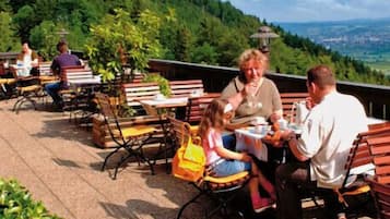Se sirven desayunos y cocina internacional; con mesas al aire libre