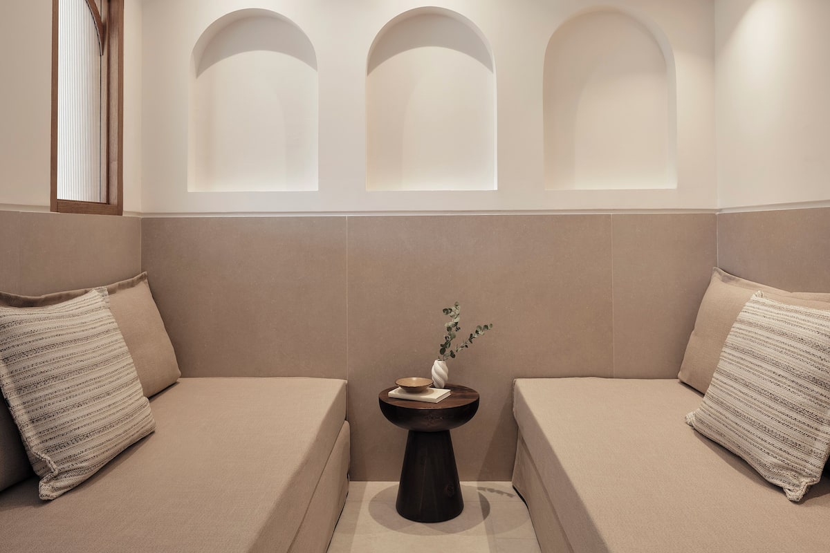 Minibar con artículos gratuitos y caja de seguridad en la habitación