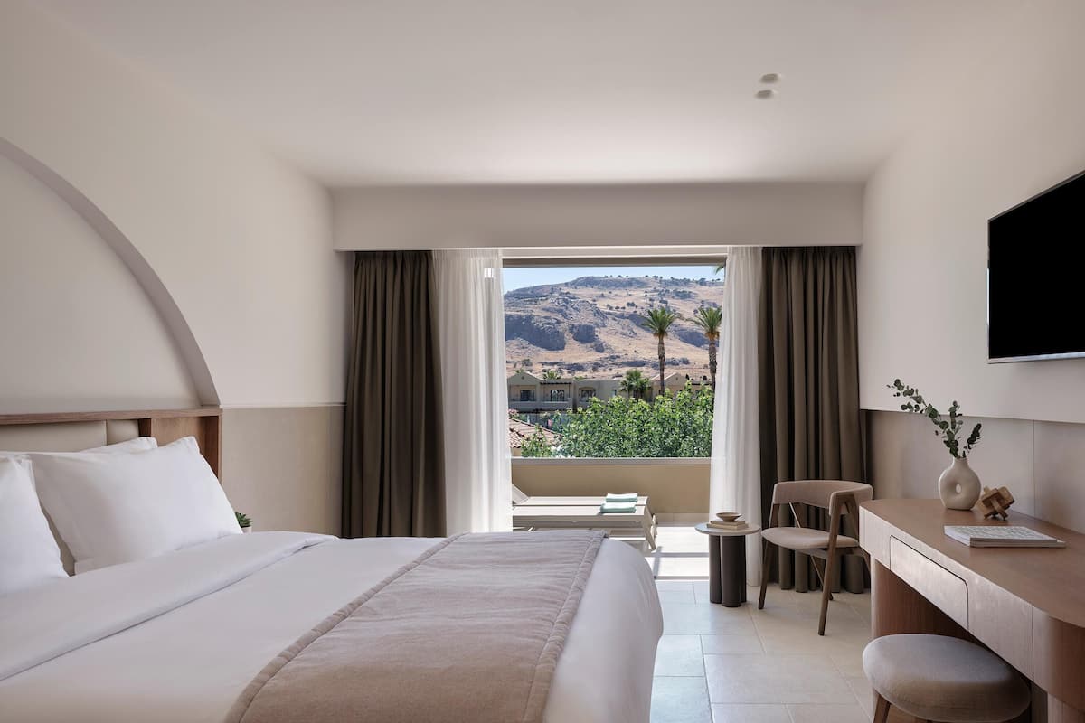 Free minibar, in-room safe, desk, blackout drapes