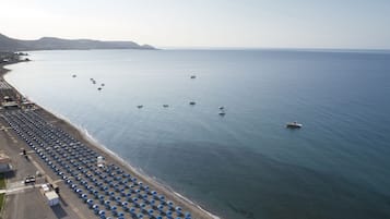 Sulla spiaggia, lettini da mare, ombrelloni, teli da spiaggia