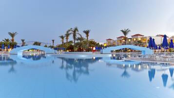 Kolam renang indoor dan kolam renang outdoor musiman