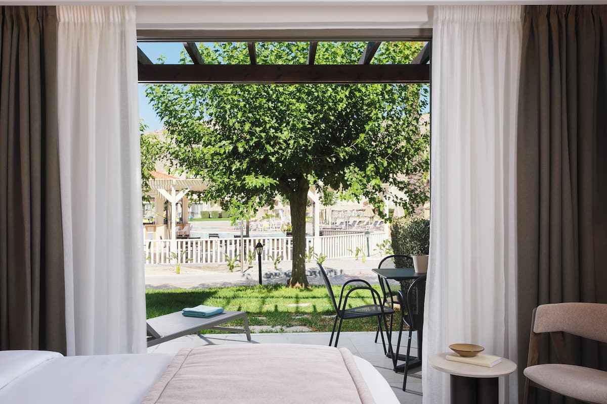 Minibar con artículos gratuitos y caja de seguridad en la habitación