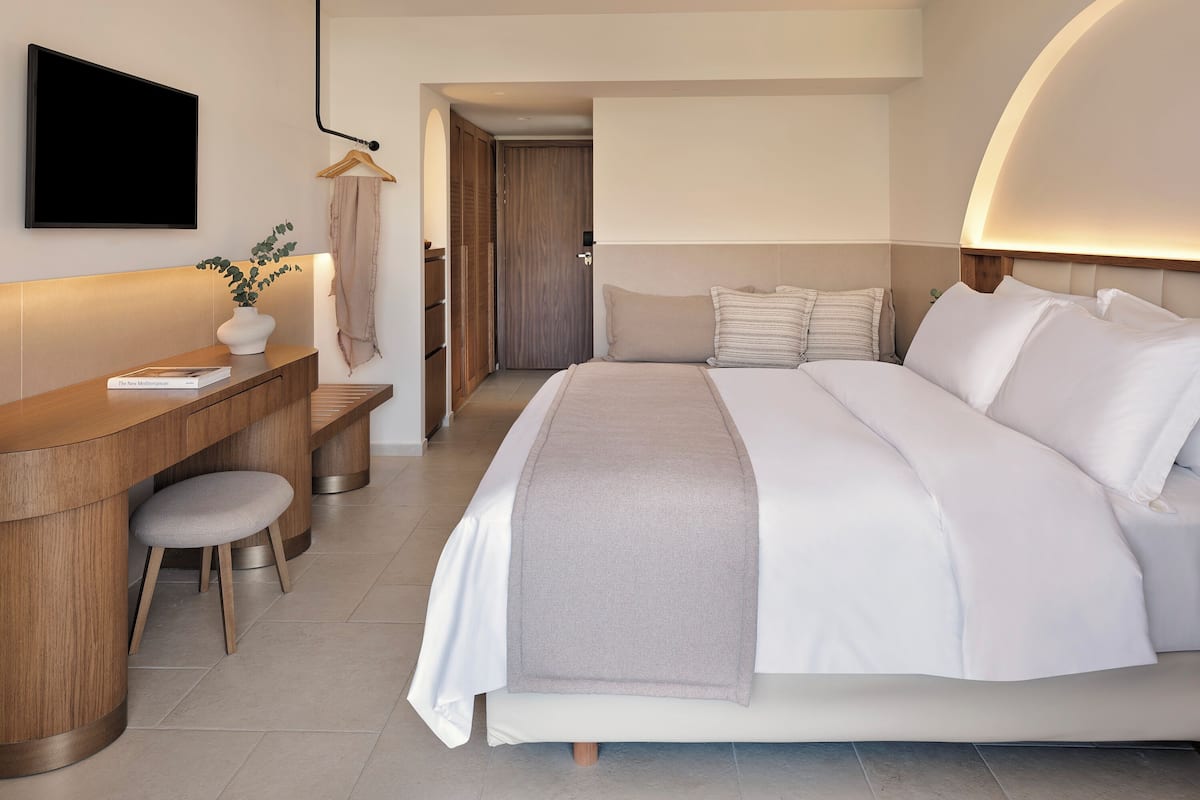 Minibar con artículos gratuitos y caja de seguridad en la habitación