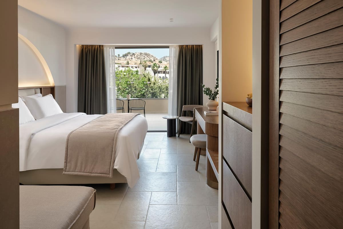 Double Room, Garden View | Free minibar, in-room safe, desk, blackout drapes