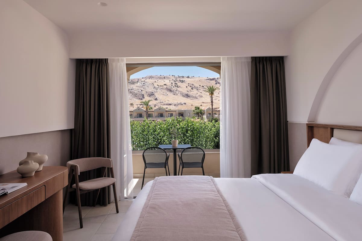 Minibar con artículos gratuitos y caja de seguridad en la habitación