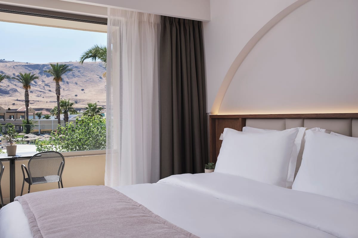 Minibar con artículos gratuitos y caja de seguridad en la habitación