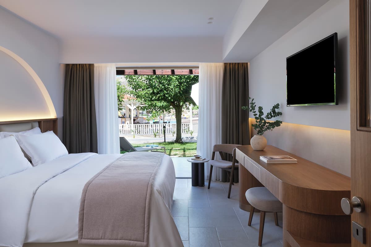 Minibar con artículos gratuitos y caja de seguridad en la habitación