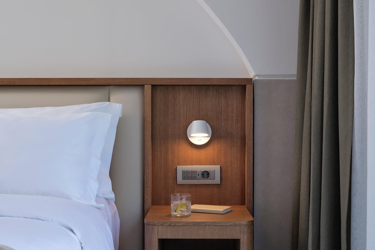 Minibar con artículos gratuitos y caja de seguridad en la habitación